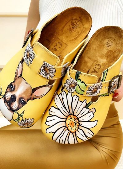 Patterned women clogs DOGGY - YELLOW