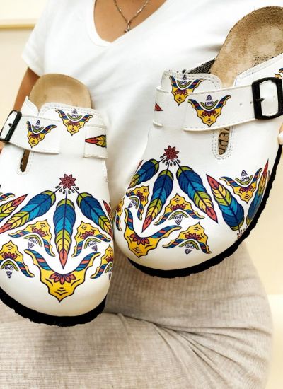 Patterned women clogs COLORFUL FEATHER - WHITE
