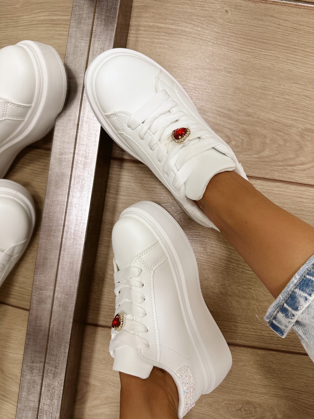 Women sneakers E522 - WHITE