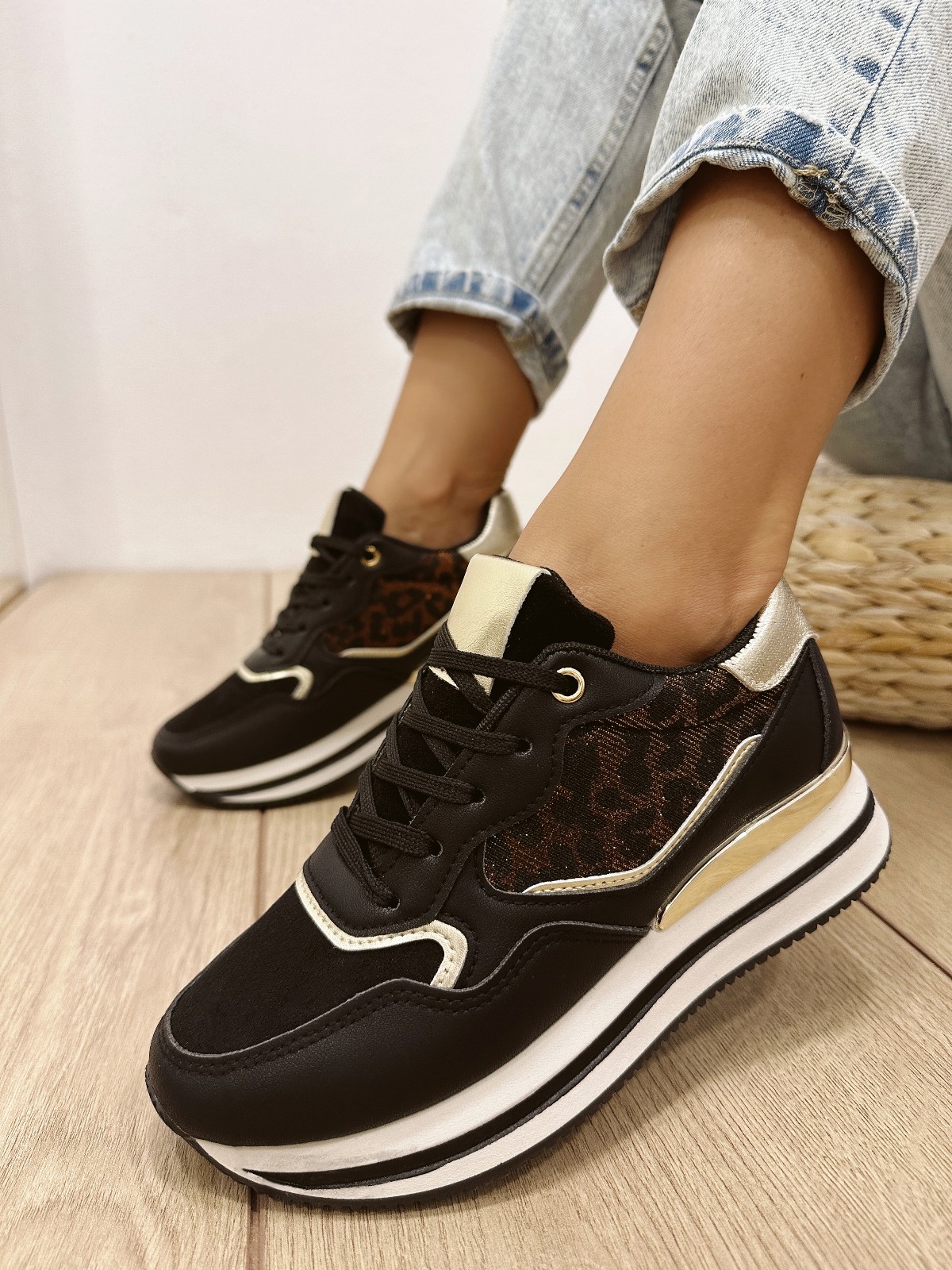 Women sneakers E525 - BLACK