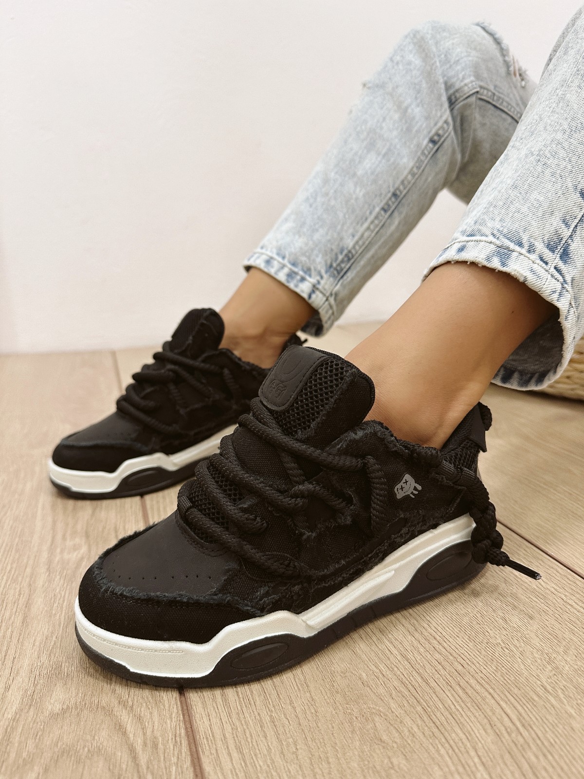 Women sneakers E527 - BLACK