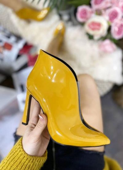 SPIKE PATENT ANKLE BOOTS WITH THIN HEEL - YELLOW