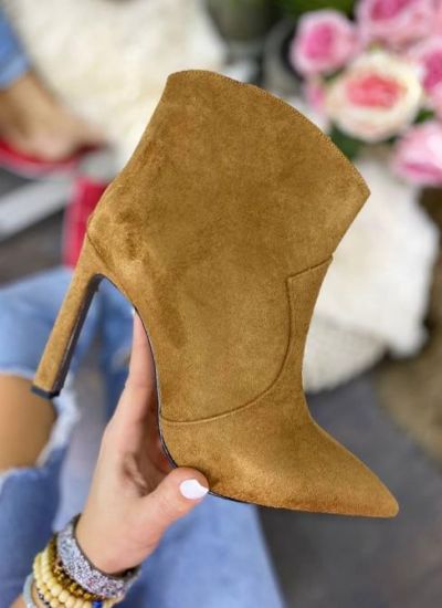 SPIKE ANKLE BOOTS WHIT THIN HEEL - CAMEL
