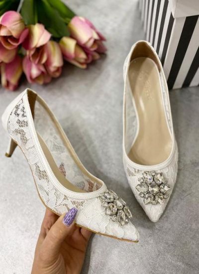 LACE STILETTO SHOES WITH BROOCH - WHITE