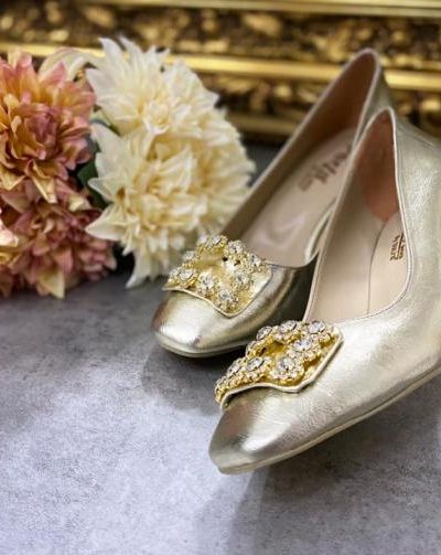 THICK HEEL STILETTO SHOES WITH BROOCH - GOLD