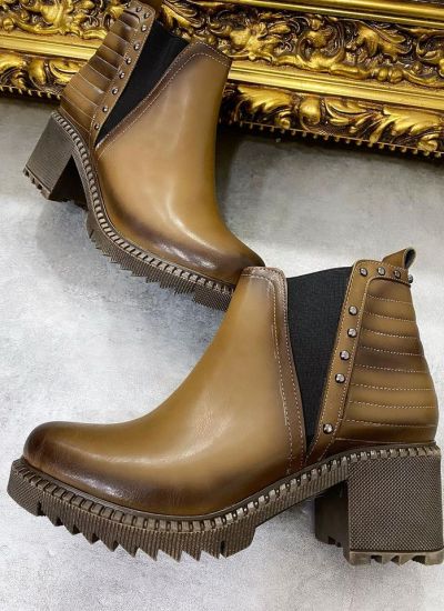 ANKLE BOOTS WITH LOW BLOCK HEEL AND RIVETS - BROWN