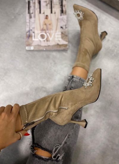 VELOUR ANKLE BOOTS WITH THIN HEEL AND BROOCH - BEIGE