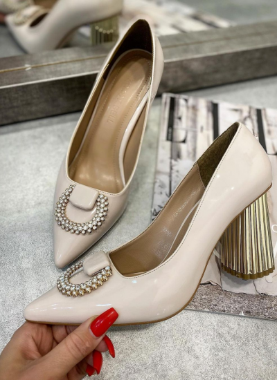 PATENT STILETTO SHOES WITH BROOCH AND BLOCK GOLDEN HEEL - BEIGE