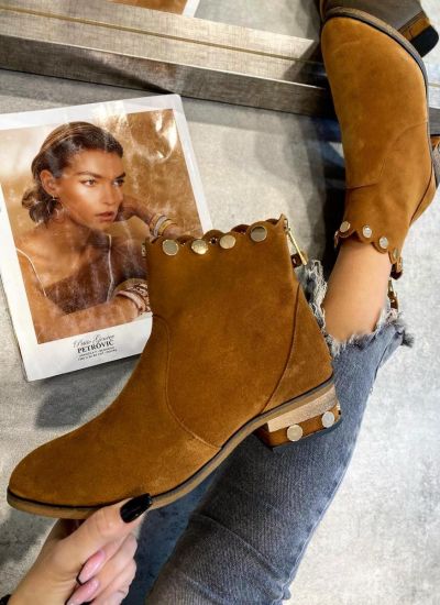 LEATHER ANKLE BOOTS WITH RIVETS - CAMEL