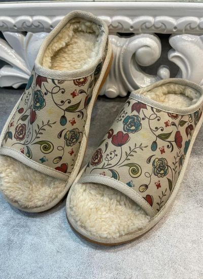 SLIPPERS WITH FUR AND FLOWER PRINT - BEIGE