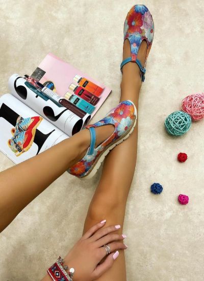 COLORFUL FLATS WITH PRINT